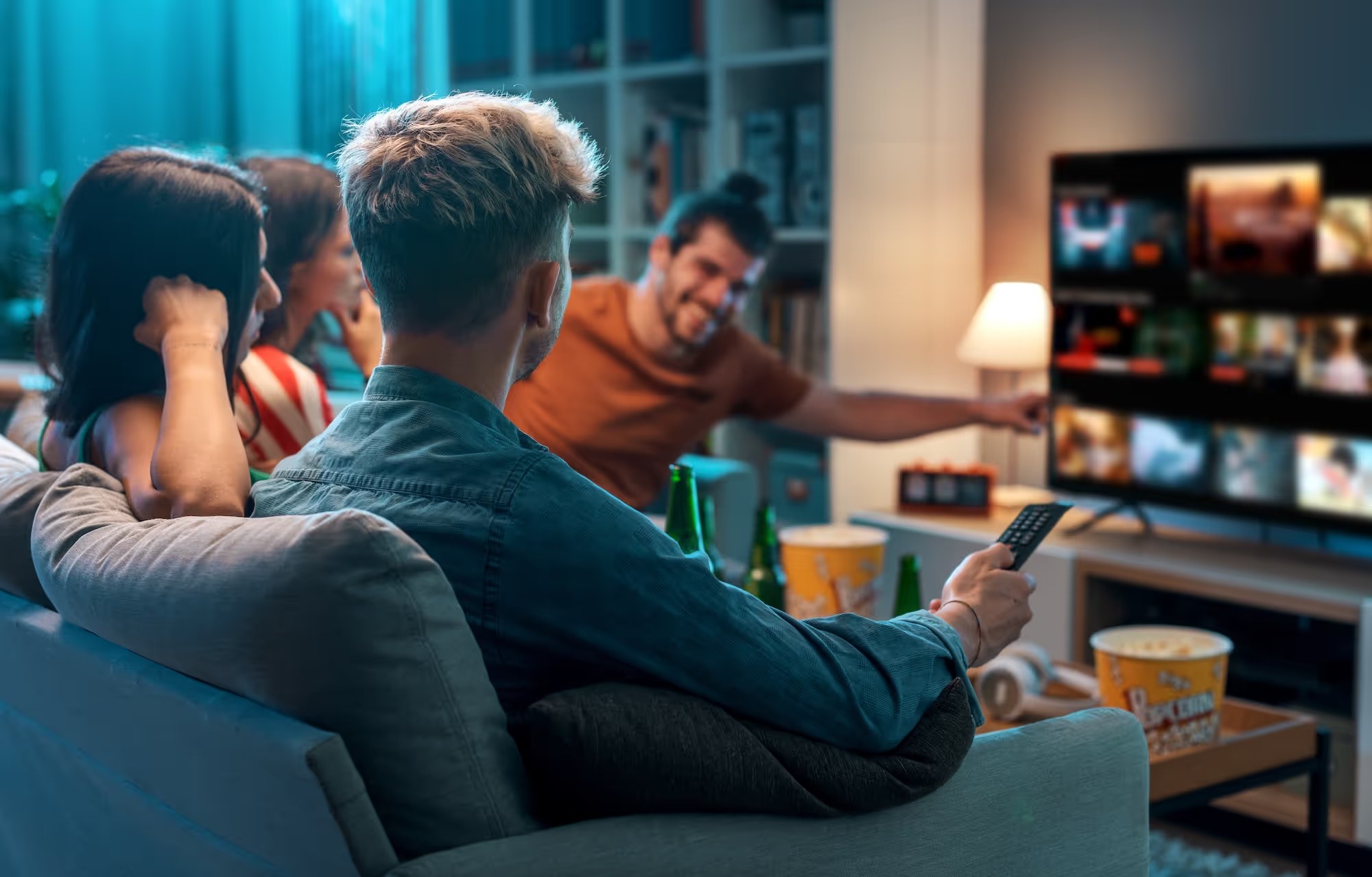 Freunde schauen gemeinsam Fernsehen